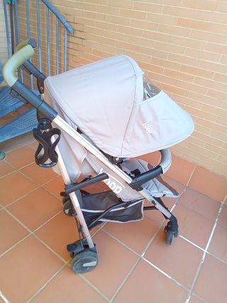 Carrito de paseo con estampado de coches