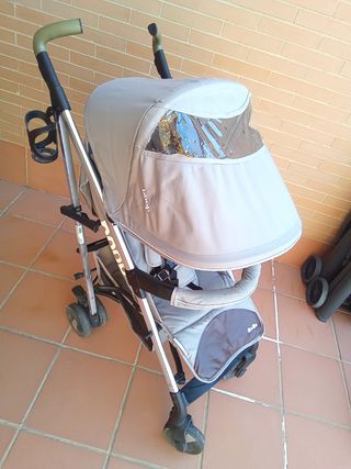Carrito de paseo con estampado de coches
