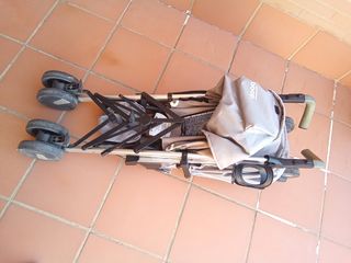 Carrito de paseo con estampado de coches