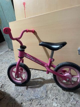 Bicicletta rosa da bambina senza pedali