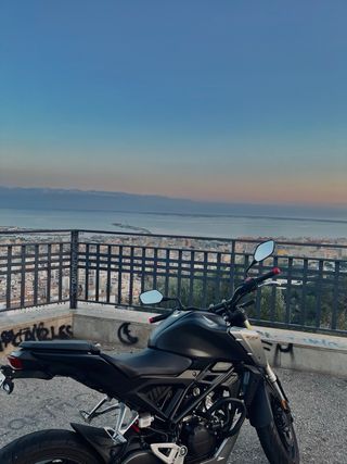 Honda CB125R 15CV 9.000 km