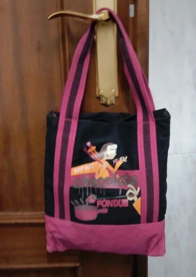 Bolso de tela negro y fucsia