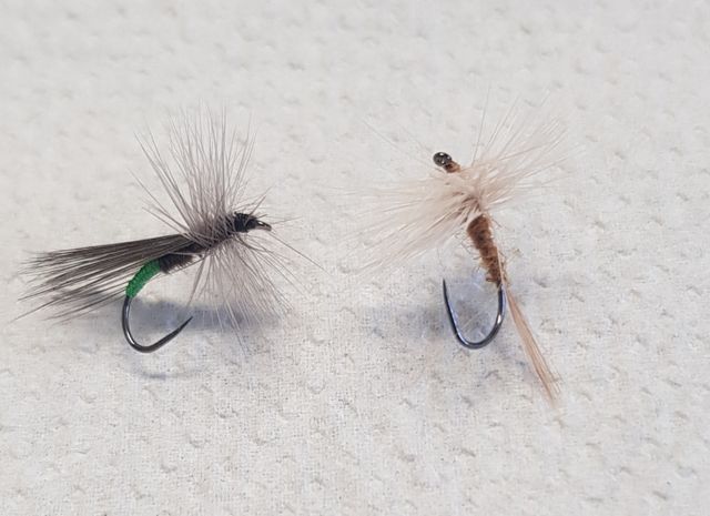 Colgaderas Whiting para hacer moscas secas
