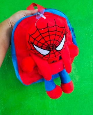 Original pequeña mochila con peluche de Spiderman.