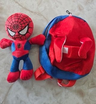 Original pequeña mochila con peluche de Spiderman.