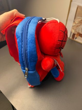 Original pequeña mochila con peluche de Spiderman.