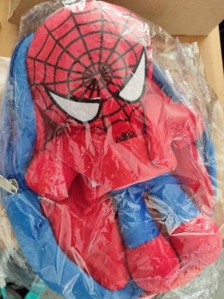 Original pequeña mochila con peluche de Spiderman.