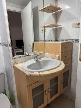 Mueble de baño con espejo y mármol
