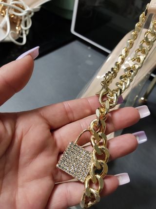 Sandalias transparentes con cadena dorada