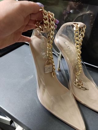 Sandalias transparentes con cadena dorada