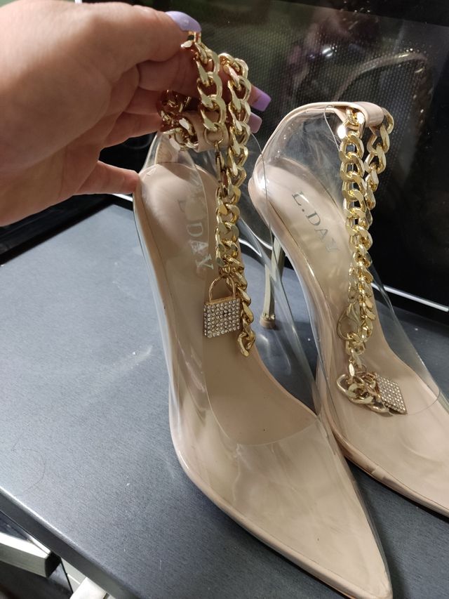 Sandalias transparentes con cadena dorada