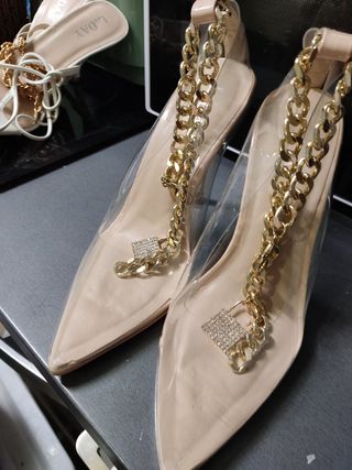 Sandalias transparentes con cadena dorada