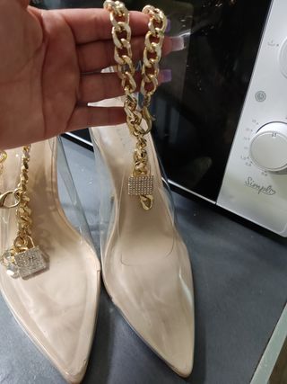 Sandalias transparentes con cadena dorada