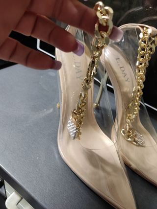 Sandalias transparentes con cadena dorada