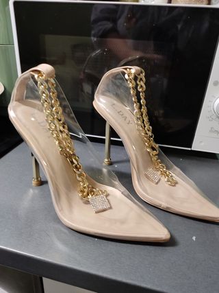 Sandalias transparentes con cadena dorada