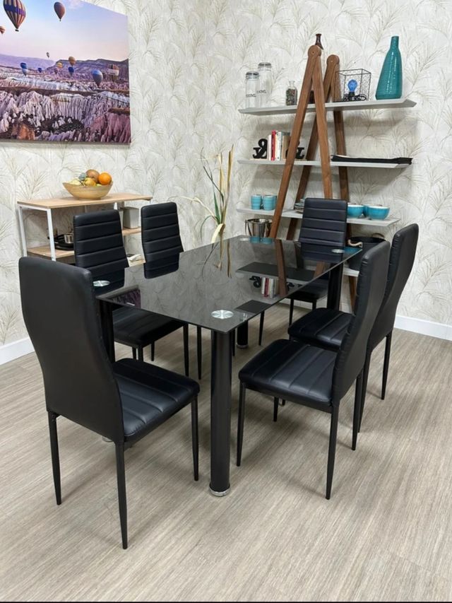 Mesa de comedor de cristal y metal