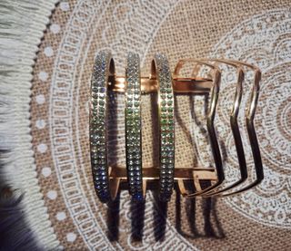 Bracciale rigido dorato con strass