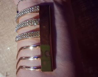 Bracciale rigido dorato con strass
