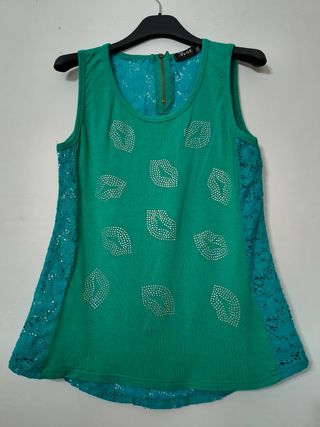 Top verde con pizzo azzurro sul retro