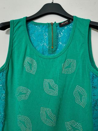 Top verde con pizzo azzurro sul retro