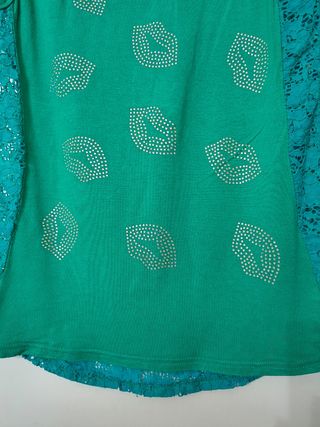 Top verde con pizzo azzurro sul retro