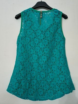 Top verde con pizzo azzurro sul retro
