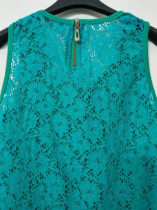 Top verde con pizzo azzurro sul retro