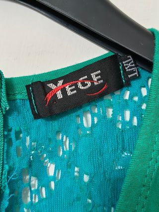 Top verde con pizzo azzurro sul retro