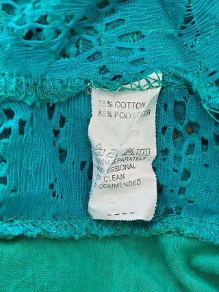 Top verde con pizzo azzurro sul retro