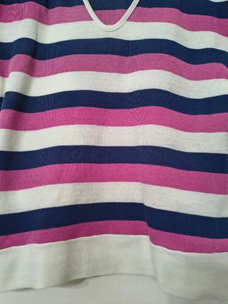 T-shirt scollo a V a righe blu, rosa e bianche