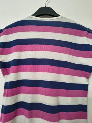 T-shirt scollo a V a righe blu, rosa e bianche