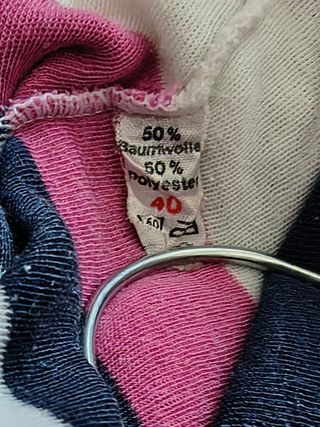 T-shirt scollo a V a righe blu, rosa e bianche