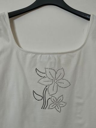 Canotta bianca con fiori