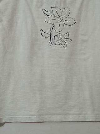 Canotta bianca con fiori