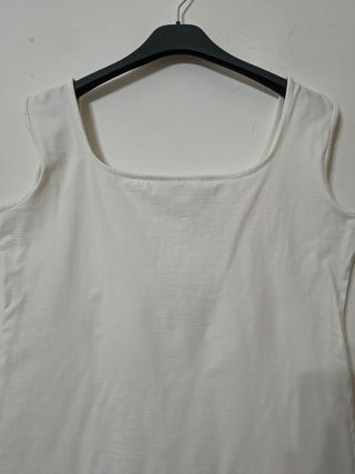 Canotta bianca con fiori