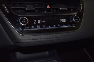TOYOTA Corolla 1.8 125H ADVANCE E-CVT SEDAN
