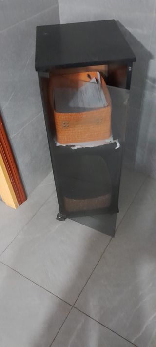 Mueble madera negra ruedas con puerta de cristal