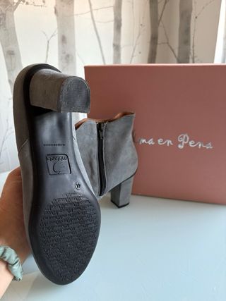 Botines Alma en Pena grises tacón medio