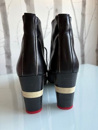 Botines de tacón alto con diseño