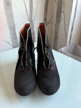 Botines de tacón alto con diseño