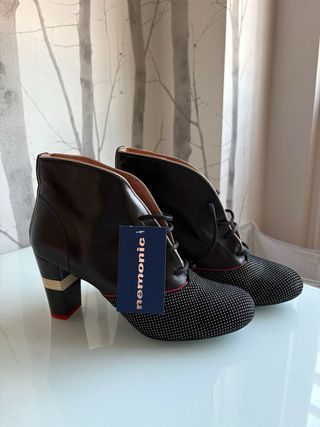 Botines de tacón alto con diseño