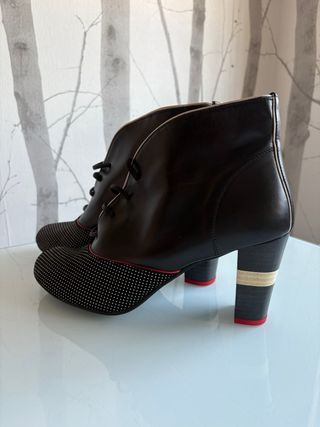 Botines de tacón alto con diseño