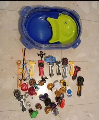 Estadio y peonzas Beyblade