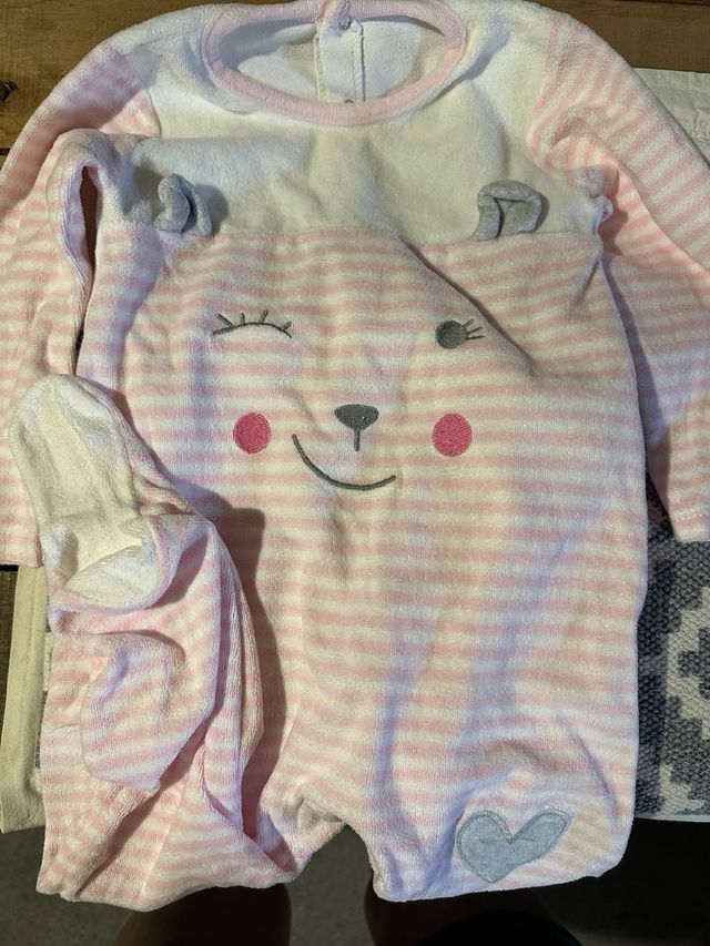 Pijama niña con estampado de osito. 18 meses.