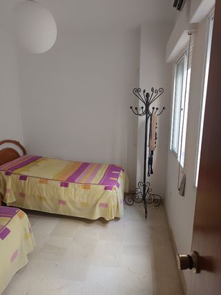 Cama, mesita y escritorio