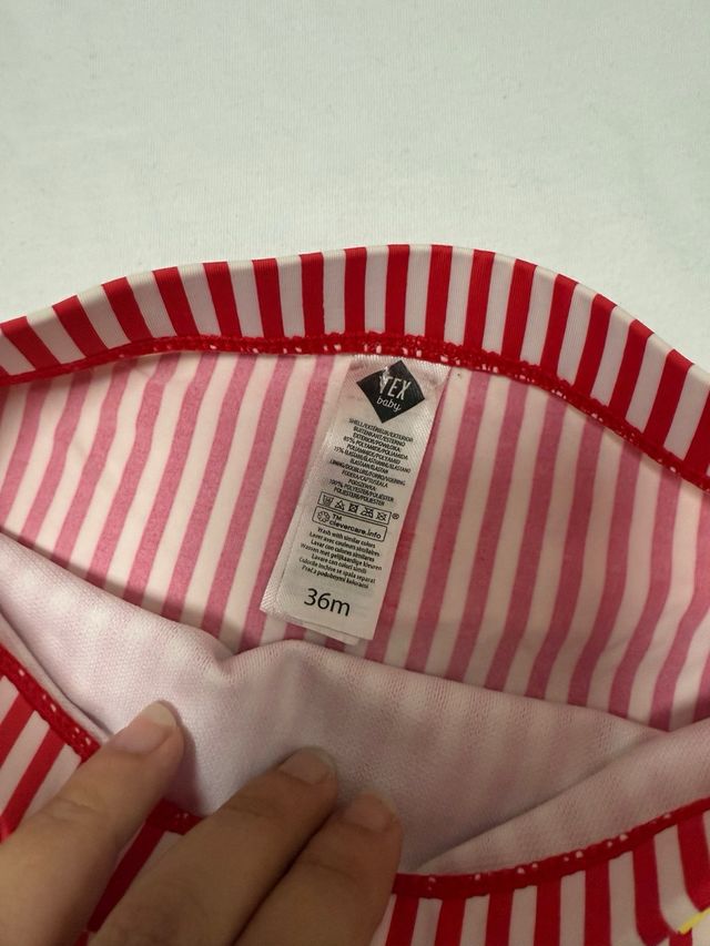 Conjunto camiseta y bañador piñas