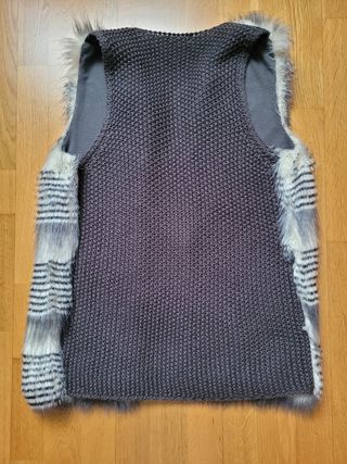 Chaleco pelo sintético gris Stradivarius