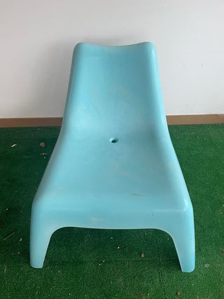 Sillón de plástico azul para exterior