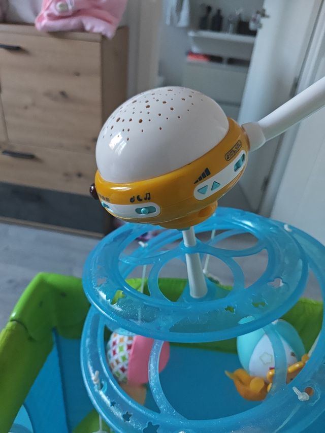 Móvil de cuna para bebé con proyector