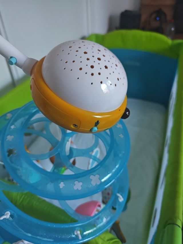 Móvil de cuna para bebé con proyector